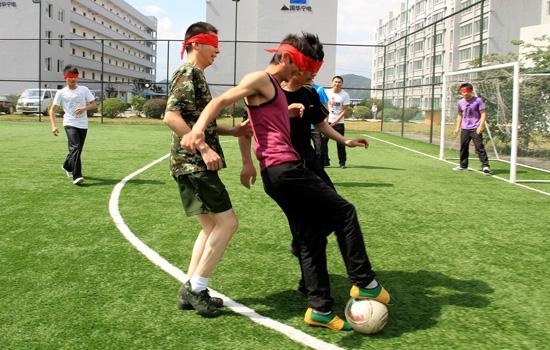 户外拓展游戏:盲人足球赛 户外拓展游戏:盲人足球赛